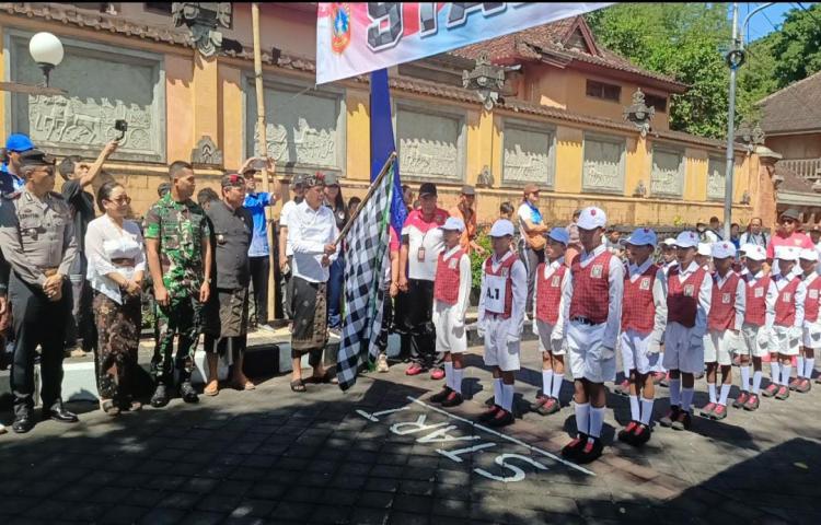 Semarak Gerak Jalan Tingkat SD Putra Putri Warnai HUT ke-80 RI di Karangasem